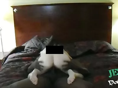 בלונדינית צעירה מזדינת גלויה התמסרה לנהג מונית אסרטיבי.