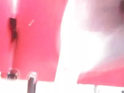 אפרוח משועמם פורשת את רגליה פורנוחינם ומאוננת.