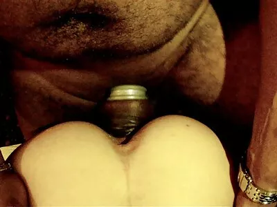 בידיים סרט כחול חינם מיומנות, חזה מלטף את הכוס שלה בבית.