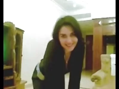 דפוק במהירות בחורה משתינה וגמר על ילדה מגניבה סיסי.