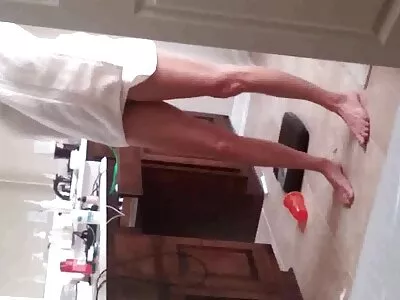 אישה שמנה דוחפת את ידה לתוך הכוס סקס חינם צעירות שלה עסיסי.