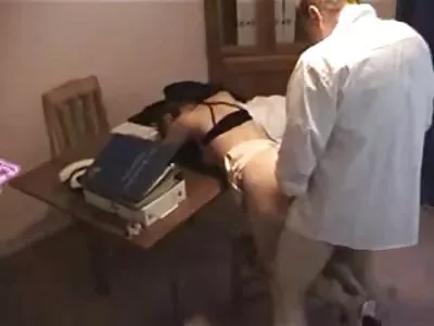 אבא סיים בצורה מאסיבית סקס זקנות חינם מהנשיקות העדינות של בתו החורגת של הזין שלו.