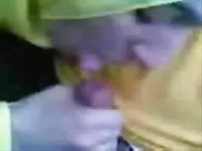אפרוח מושחת מכוון פלפל בתחת. ציצים ענקיים