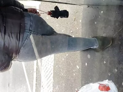 אשפה סקס חינם תותה סקסית מתולתלת הורידה את הג'ינס שלה והחלה לספק את עצמה.