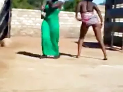 דוחף את הכובע ומזיין בין ציצים זונה. סקס חינם באורך מלא