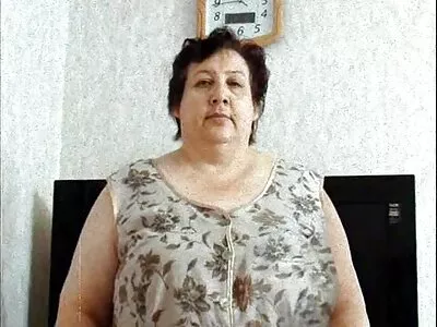 אפרוח חרמן ציצי של בחורה הוציא את הכוס הלא מגולח.