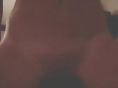 מטומטם שוכב xnxx שידור חי על מיטה מזיין עם בלונדינית בגרביים.
