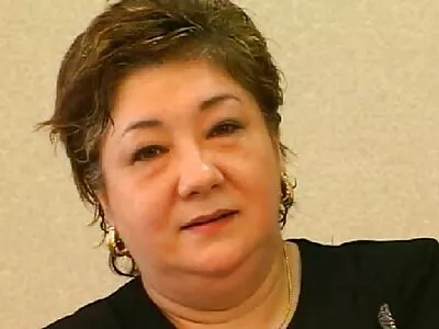 בלונדינית מפותלת פורנו לאייפון חינם רוכבת על הזין של בחור בסלון.