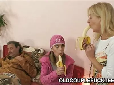 הרופא החכם בחן את סרטי סקס חינם לצפייה ישירה המילף לפרטי פרטים והתפעל מקסמיה.