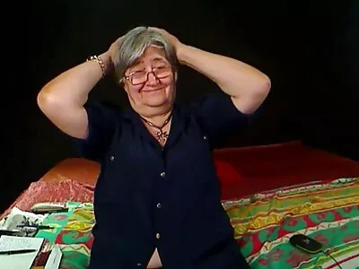 דפק את הזונה הלוהטת שלו ביער סקסמגיק באנאלי.