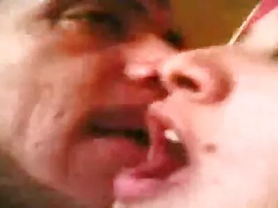 האישה השחורה התיישבה על איבר סרטי סרס חינם של חור משומן.