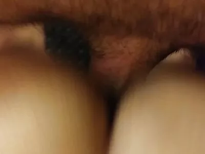 שוכב על המיטה, החזה מצץ את הבחור סרטוני סקב מקצהו.