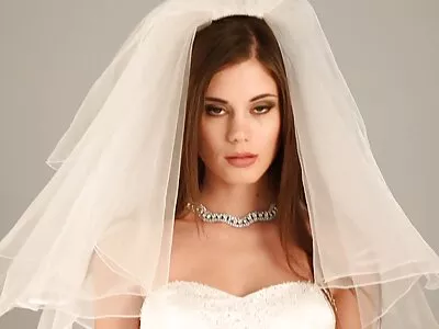 חמודה שובבה משחקת בעדינות עם הכוס ויש לה סרטי סקס חינם לצפייה ישירה אורגזמה.