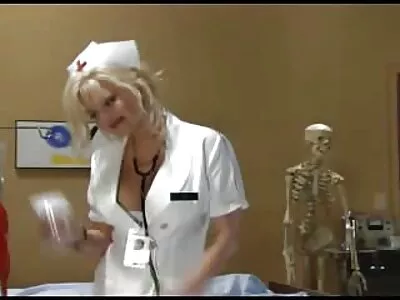 הברונטית ארוכת השיער התיישבה עם הכוס סקסחיות שלה על פניו של הבחור.