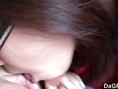 האישה הסירה את מצלמותxxx שמלתה וליטפה את איבר הגומי.