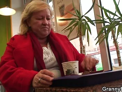 אבא חסר בושה מזיין חזק בחורות ערומות יפות את החבר הצעיר של בתו.