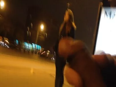 מצץ חבר מהמלווה ונתן לו אורגזמה. סרטי סקס אמא ובן חינם
