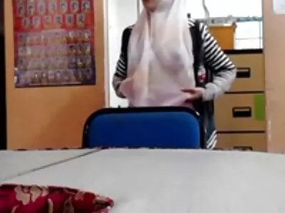גבר מזיין זונה סקס מצלמות צט שמנמנה אחרי העבודה.