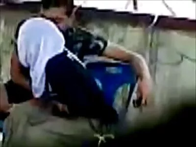 גבר אכזרי מתענג דוחף זין סרטי פורנו חינם לתוך בחורה.