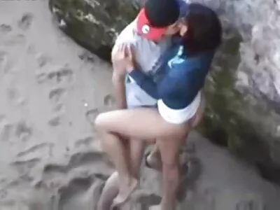 בחור מזיין סרטי סקס מלא חינם עוזרת במדים סקסיים.