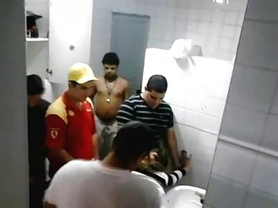 הבלונדינית חלתה בסרטן מזדיינת עם אח שלה וסיימה מחברה של חבר.