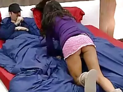 במצלמת אינטרנט גבר דפק סקסאטרף את אשתו.