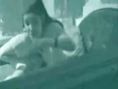 שלשובקה מכניסה במרץ את אצבעותיה לתוך הכוס סרטי סקס מהעולם חינם שלה.