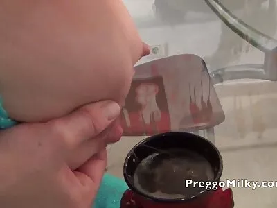 הכלבה הבלונדינית הורידה את תחתוניה והחלה לרצות את פרונו חינם עצמה.