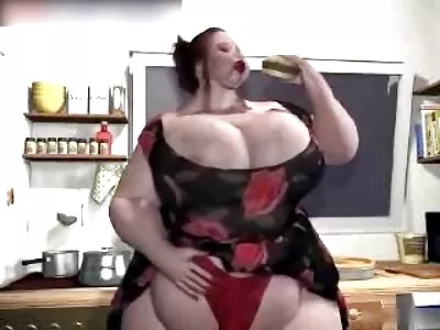 כלבה בלונדינית סרטי סקס מהעולם חינם מאוננת על כיסא עם צעצוע מין.