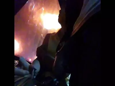 מתולתלת אוננת תותה סרטי סקס חינם כשהאורות כבויים.