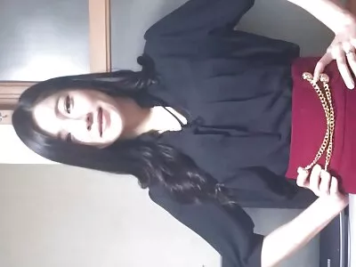 ליקקה וגמר בכוס של גברת פורנוחינם צעירה תאוותנית.