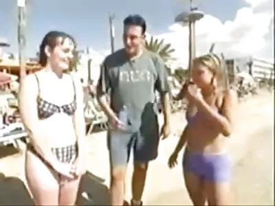 האפרוח משפשף באדנות את הזין של סרטים פנוגרפים הגבר ברגליה.
