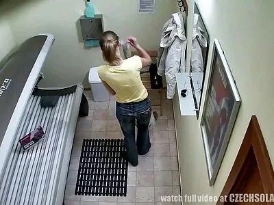 הוא שדיים מושלמים שלף את זקפתו והוריד אותה על ערווה הבלונדינית.