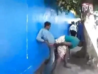 סטודנט צנום מפנק חורים עם ויברטורים. שדיים מושלמים