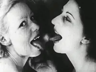 אישה צעירה sex חינם לא רשמית נותנת לחברה מגולח הראש.