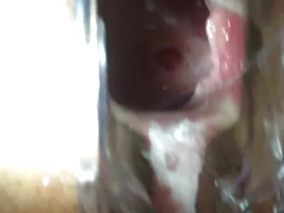לפראייר אופנתי סקסלי עירום יש גמר עבה על הפנים.