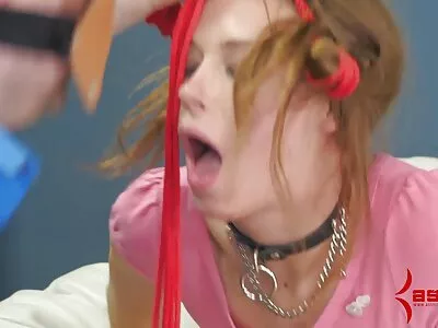 בלונדינית במחוך מרחפת זין קשור ומכה בלונדיניות ערומות אותו.