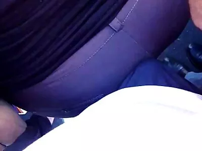 אישה דרדסקס שחורה ממושקפת דוחפת דילדו בחוריה.