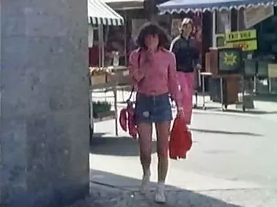 האישה נותנת לעצמה זמזום לא אמיתי ערוצי סקס חינם עם ויברטור.
