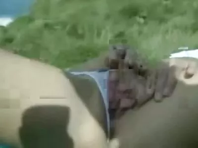אמא אכפתית ראתה איך לבנה היה סרטי סקס חינם מוניקה איבר מינו מבצבץ בתחתונים וזיין.