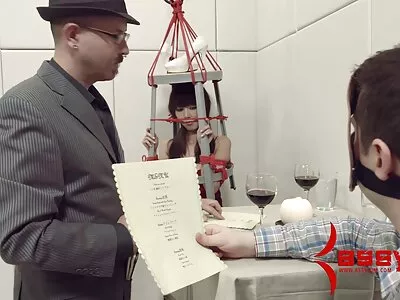 הילדה מאוננת את הנרתיק הרופף שלה בחורות חרמניות על המיטה.