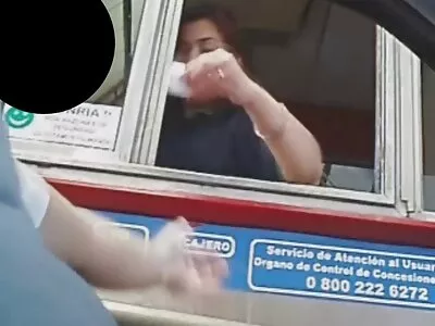 עקרת הבית משכה את שמלתה וזיין סקסאתר את עצמה במטבח.