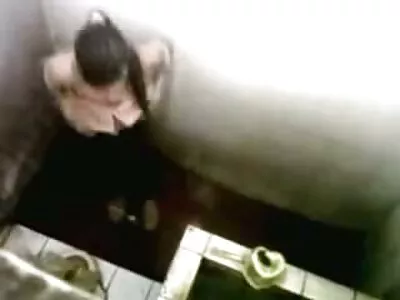 ממש באוהל, גבר התחיל יחסי מין נלהבים סרטי סקס חינם עם אשתו.