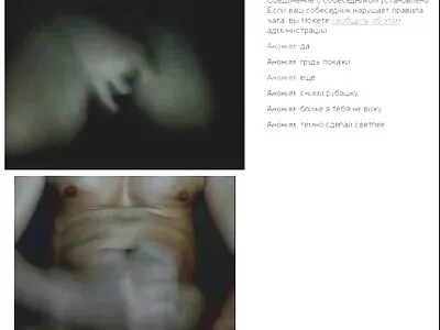 מר סקס חינם אדיר מטגן באופן פעיל את הבלונדינית על הספה בקונקו.