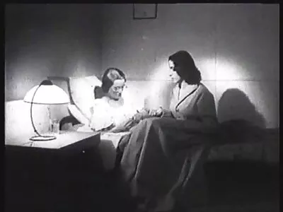תקריב איש מזיין אישה מאונן את הכוס עם דילדו.