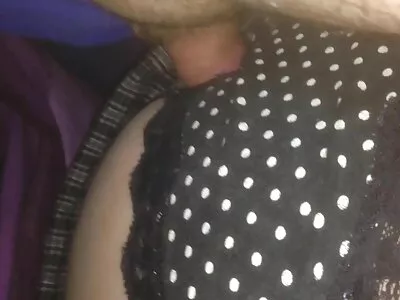 היא קשרה את ידיו של סרטימ כחולימ בן זוגה והחלה לקפוץ באופן פעיל על חבר הכוס.