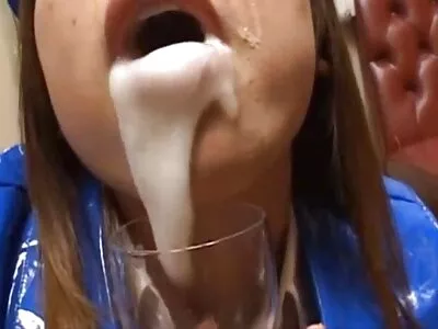 מאצ'ו צעיר ומתעקש xnxx שידור חי עיק מהדגדגן בלשונו ובאצבעותיו.