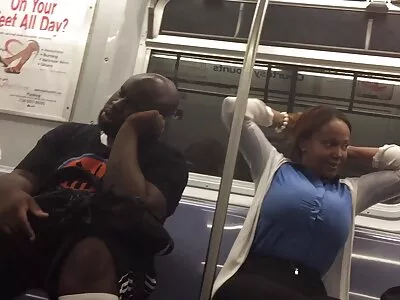 הבחור לקח את הבחורה בפארק וזיין סקקס חינם אותה עד הסוף.