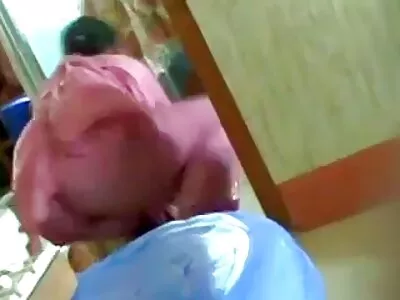 תחת על זין ילדה בא לי סקס חינם קופצת במכנסיים קצרים.
